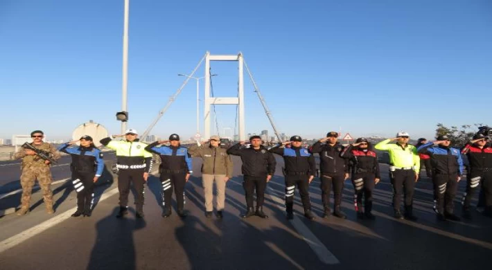 15 Temmuz Şehitler Köprüsü’nde 09.05’te polislerden saygı duruşu