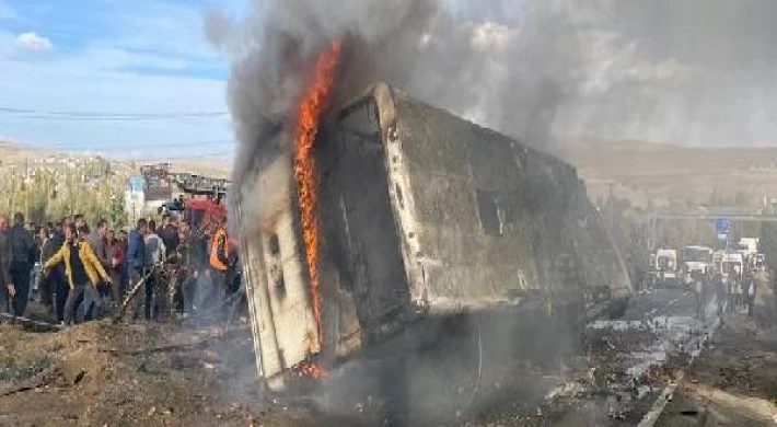 Ağrı’da karşı şeride geçen otobüs, 2 kamyona çarparak yandı: 7 ölü, 11 yaralı (4)- Yeniden
