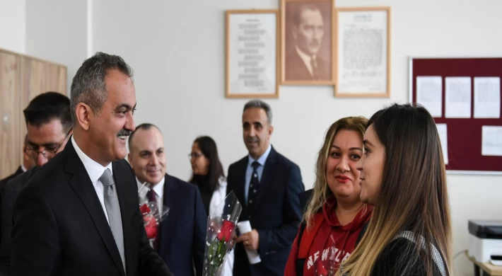 Bakan Özer, Sincan Ersin Nazif Gürdoğan Anadolu Lisesini Ziyaret Ederek Öğretmenlerle Bir Araya Geldi
