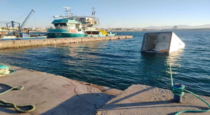 Balık almaya gelen kamyonet denize düştü