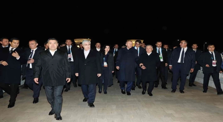 Cumhurbaşkanı Erdoğan, Özbekistan’da liderlerle gayriresmi akşam yemeğine katıldı