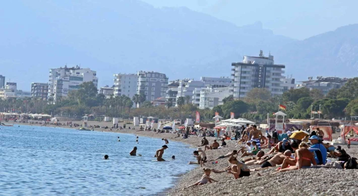 Doğu buz kesmeye başladı, Antalya’da yaz devam ediyor