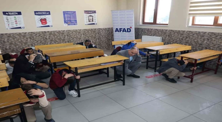 Konya’da deprem tatbikatı: Vali öğrencilerle sıra altında tehlikenin geçmesini bekledi