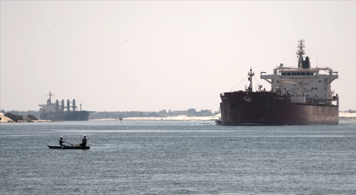 Küresel ticaretin önemli koridoru Süveyş Kanalı
