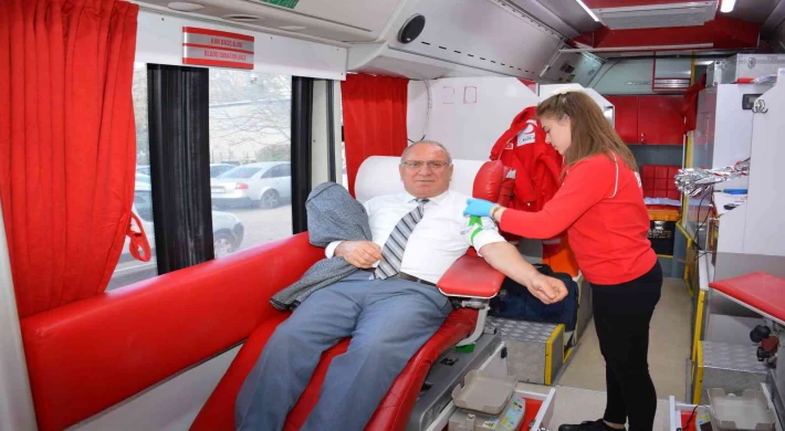 Öğretmenler hasta çocuklar için kan bağışında bulundu