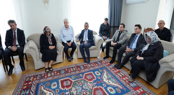 Özer, Öğretmen Arzu Özsoy'un Bakırköy'deki ailesine taziye ziyaretinde bulundu