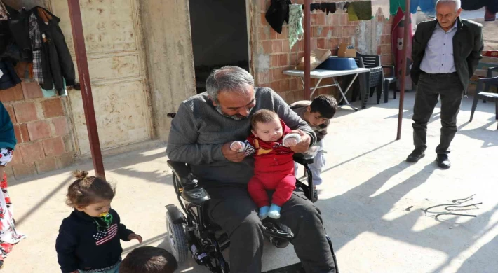 Üç çocuk babasının akülü tekerlekli sandalye sevinci