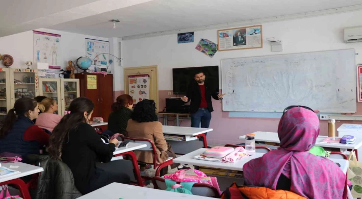 Alanya’nın tek köy yaşam merkezinde öğrenci ve veliler birlikte eğitim alıyor