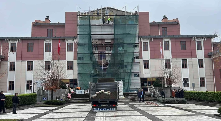 Depremde hasar gören adliye binasında çalışmalar sürüyor