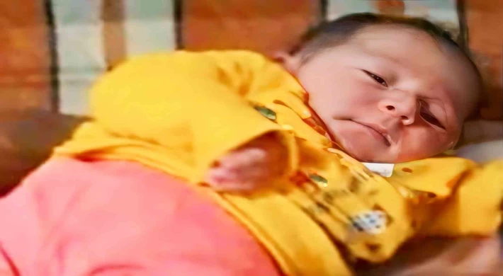 Üzerine çaydanlık devrilen bebek hayatını kaybetti