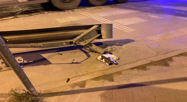 Ataşehir’de 14 yaşındaki sürücü demir korkuluklara çarptı: 2 yaralı