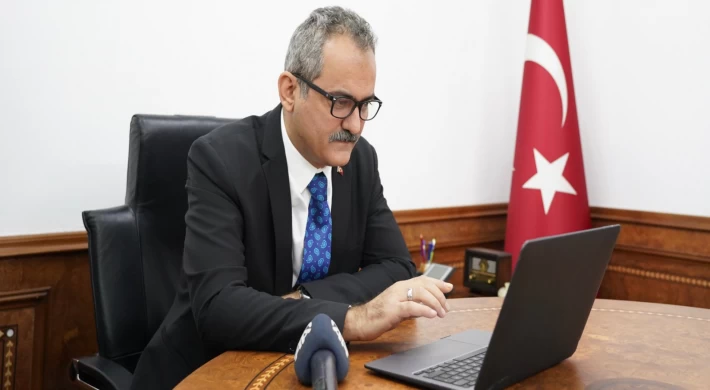 Bakan Özer, Anadolu Ajansının Yılın Fotoğrafları oylamasına katıldı