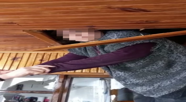 Beyoğlu’nda FETÖ firarisi kadının tavan arasında yakalandığı anlar kamerada