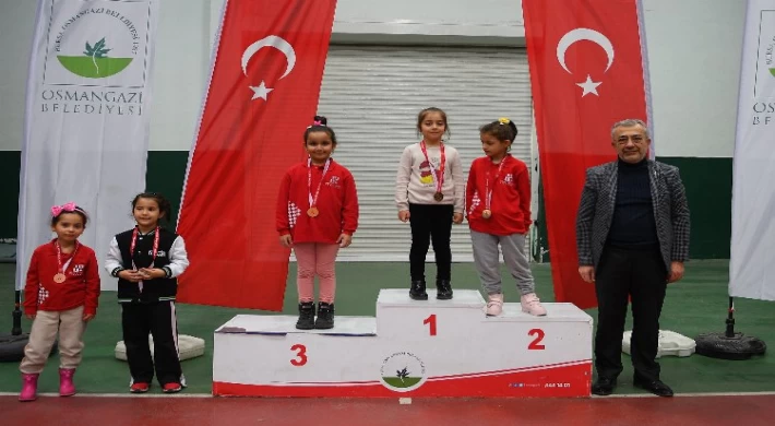Bursa Osmangazi’de minik satranççılar ödüllendirildi