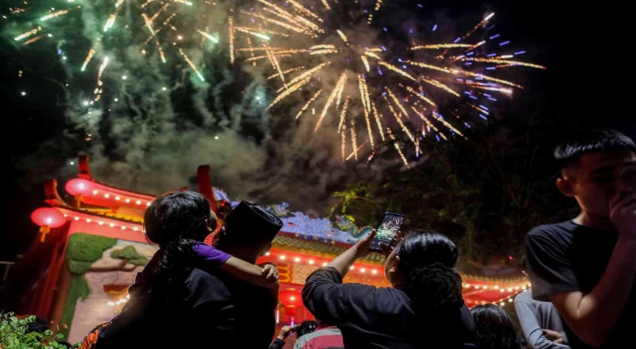 Çinliler yeni yıldan sağlık diledi: Tavşan Yılı kutlamalarında renkli görüntüler oluştu