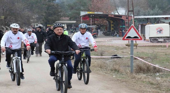 Cumhurbaşkanı Yardımcısı Oktay, bisiklet sürüş etkinliğinde