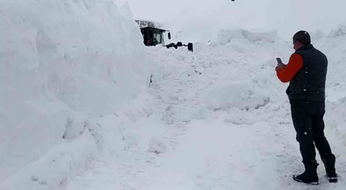Şemdinli’de 4 metrelik karla mücadele çalışması