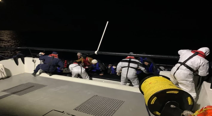 Yunan unsurlarınca ölüme terk edilen 30 kaçak göçmen kurtarıldı