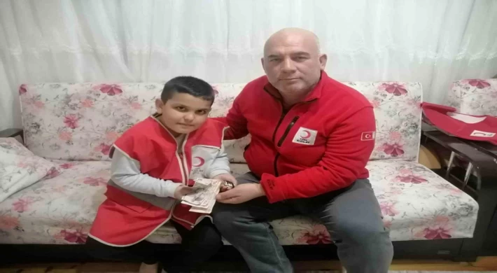 10 yaşındaki İbrahim, kumbarasındaki harçlığını depremzedelere bağışladı