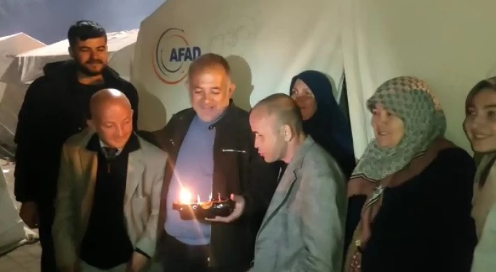 AFAD gönüllülerinden, depremzedelere doğum günü sürprizi