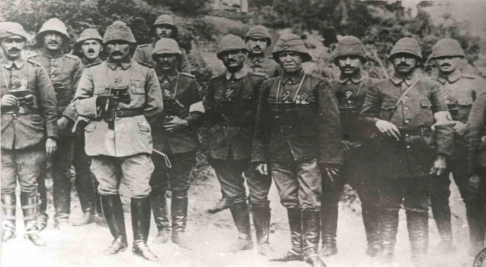 Anafartalar Kahramanı Mustafa Kemal Atatürk cephede savaşırken, 2 bine yakın emir yazdı