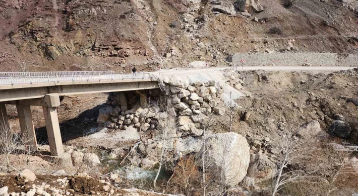 Deprem dağdan kopan dev kayaları yollara taşıdı