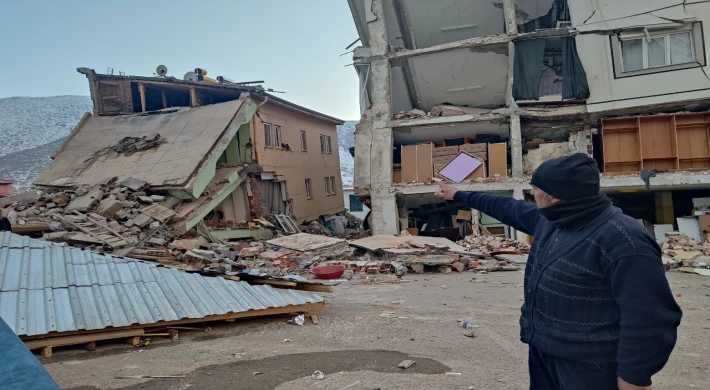 Depremde 3 evi ve 1 dükkanı yıkılan Güzelöz: “Can kaybı olmadığından dolayı çok memnunuz”