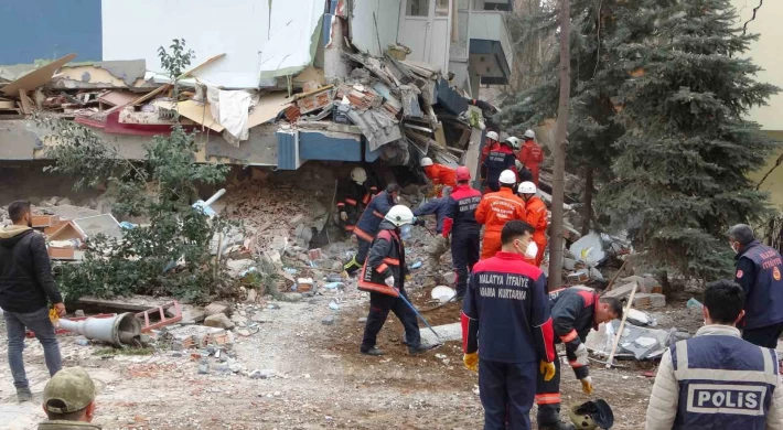 Depremde enkaz altında kalan Kur’an kursu hocasının cansız bedenine ulaşıldı