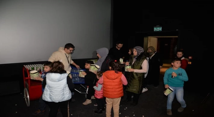 Depremden etkilenen çocuklara sinema keyfi