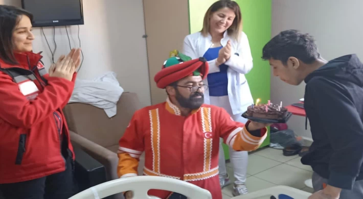 Diyarbakır’da depremzede çocuğa hastanede Karagöz-Hacivatlı doğum günü sürprizi