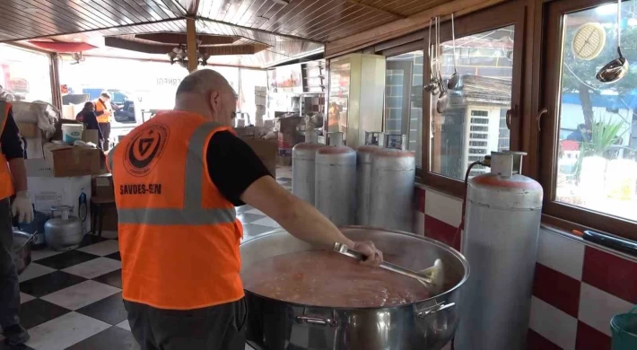 Gönüllü aşçılar günde 7 bin 500 kişilik yemek yaparak dağıtıyor