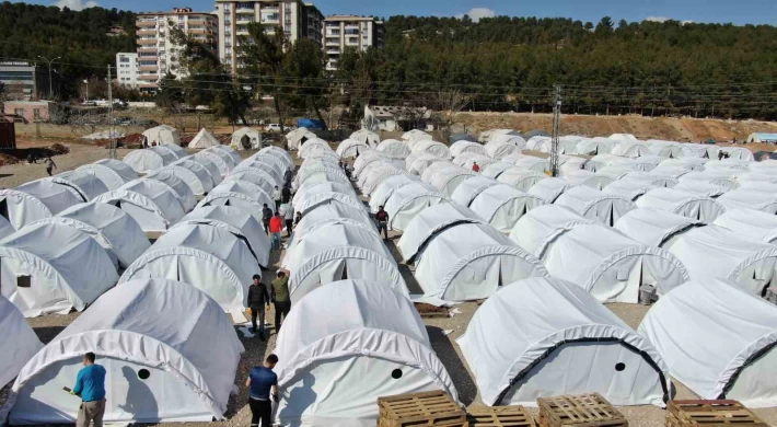 Gönüllülerin desteğiyle Adıyaman’da çadır kentler kuruluyor
