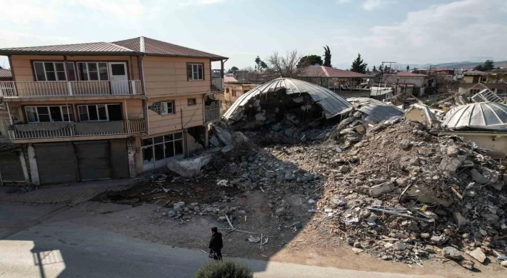Kahramanmaraş’taki depremde kubbesi ve minaresi yıkılan camii havadan görüntülendi
