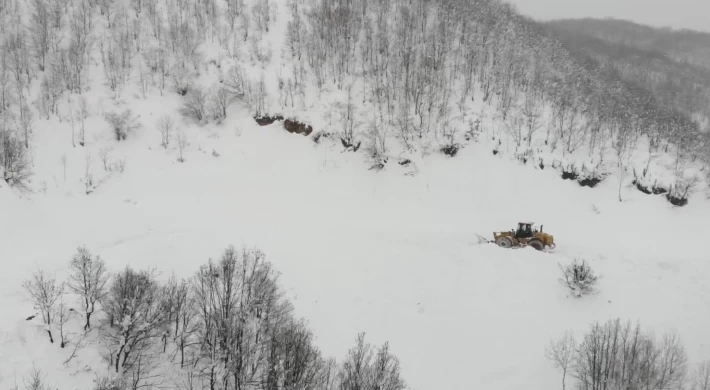 Kar kalınlığının 2 metreyi aştığı bölgede çığ riskine rağmen zorlu çalışma