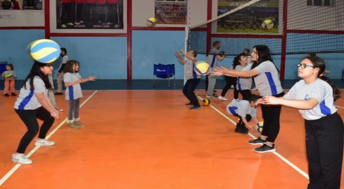 Manisa’da depremzede öğrencilere bayan voleybol kursu