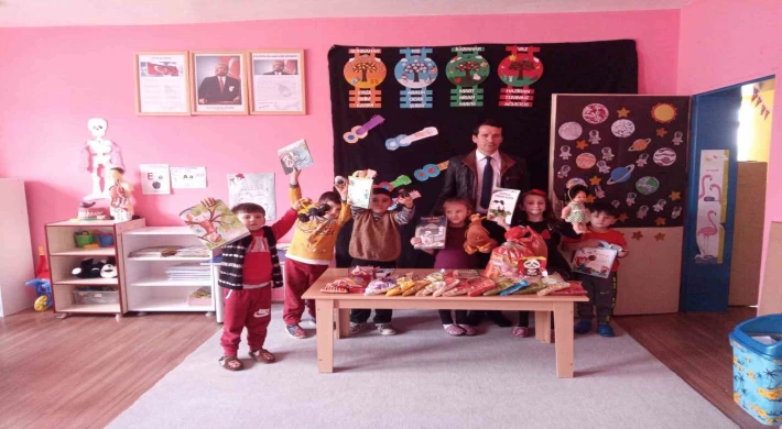 Kuran Kursu öğrencileri harçlıklarını, oyuncaklarını ve kitaplarını bağışladı