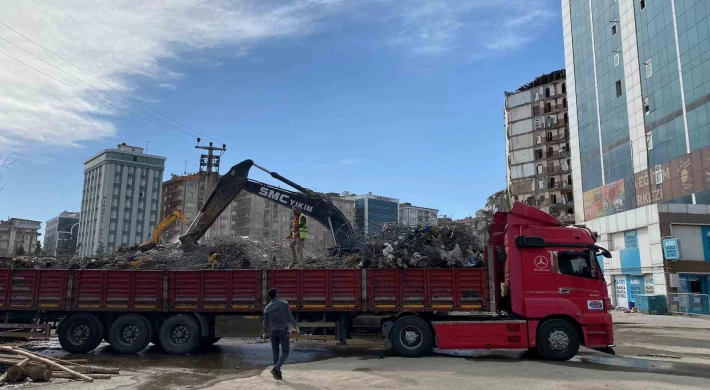 89 kişinin hayatını kaybettiği Diyar Galeria İş Merkezi’nin enkazından demir yığınları çıkartılıyor