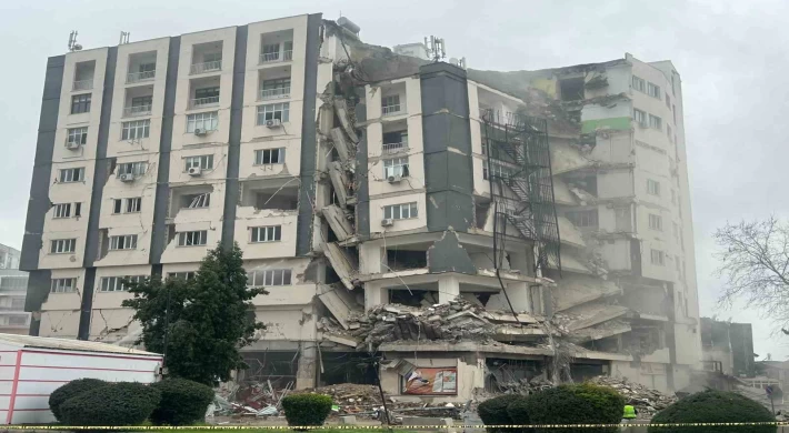Ceyhan’ın çarşı merkezdeki en büyük binası kontrollü olarak yıkıldı