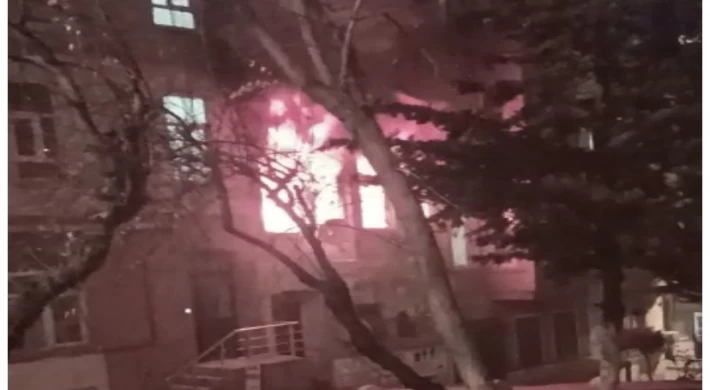 Beyoğlu’nda korkutan yangın: Mahsur kalan 2 kişiyi itfaiye ekipleri kurtardı