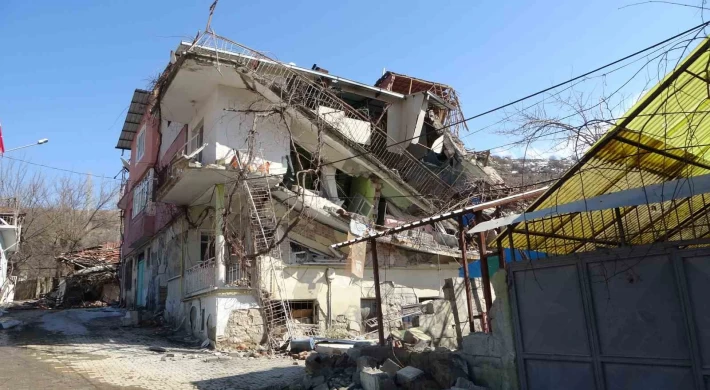 Depremde evleri yıkılan vatandaşlar yaşadıklarını anlattı: ”Evler patır patır döküldü”
