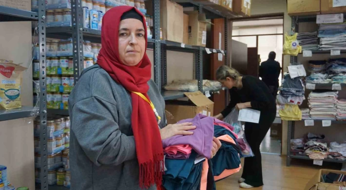 Depremden kurtulan kadın, yaraların sarılması için çalışmalara destek veriyor
