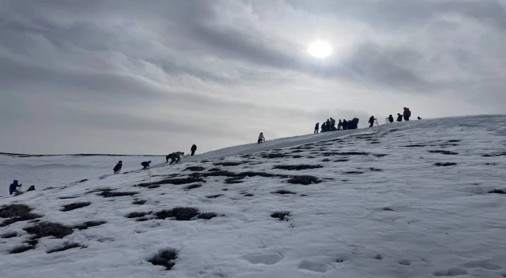 Depremzede çocuklar karda kayarak moral buldu