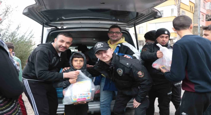 Depremzede çocuklara Ankara’dan gelen polislerden oyuncak