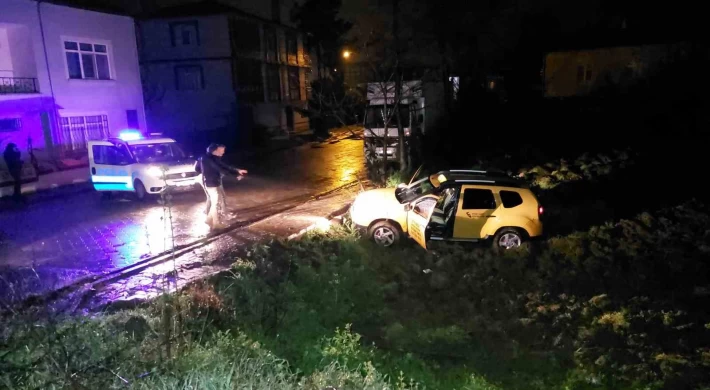 Duraktaki taksiyi çalan şahıs kovalamacada 3 polis aracına çarpıp bahçeye uçtu: