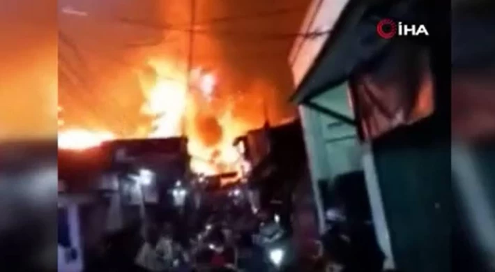 Endonezya’da akaryakıt deposunda yangın: 17 ölü