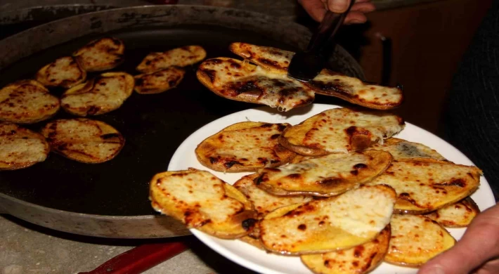 Erzincan’da kış gecelerinin vazgeçilmez lezzeti kaşarlı patates