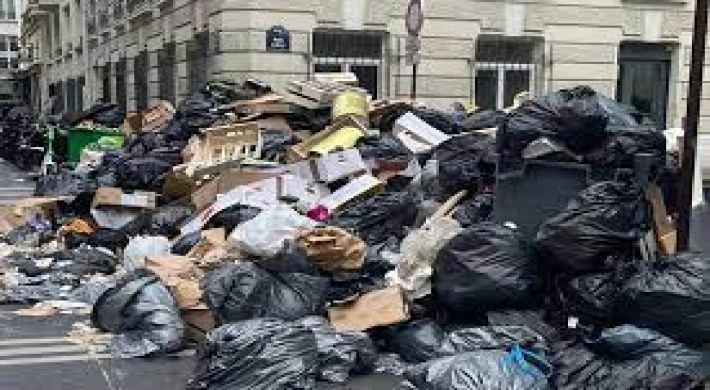 Fransa'da 6 bin 600 ton çöp!