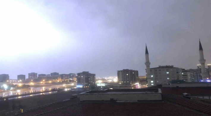 Gaziantep’te şiddetli dolu yağışı kenti beyaza bürüdü