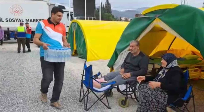 Hatay’da çadır kentte yaşayan depremzedelere hazır su ve gıda desteği