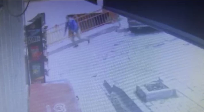 İstanbul’da uzun namlulu silahla saldırı anları kamerada: Silahını çekip peşlerinden koştu